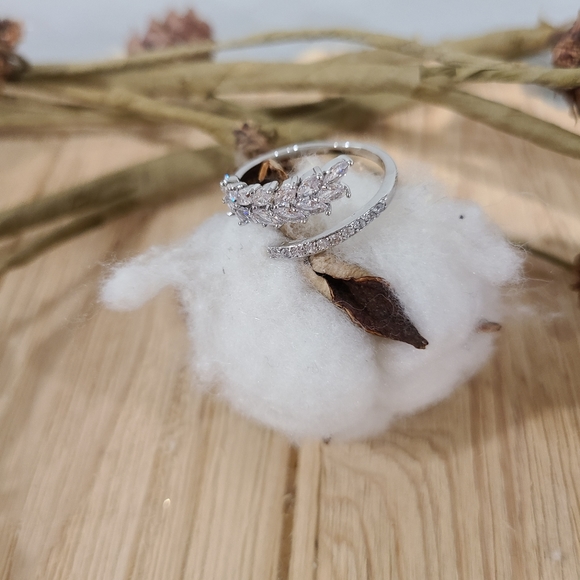 🎉🎉NEW🎉🎉SUPER CLASSY!! ADJUSTABLE CZ RING in SILVER Plating 🎉🎉 - Picture 6 of 16